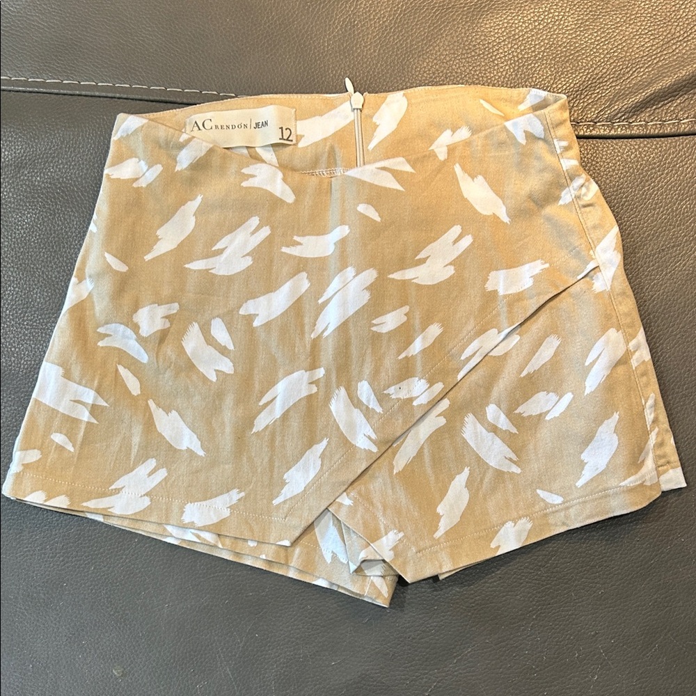 ACrendon Tan and White Patterned Girls Skort, size 12, NWOT